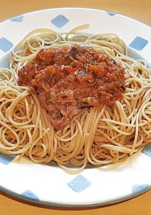 Una foto de Spaghetti integrale tonnato con verduras y caldo miso