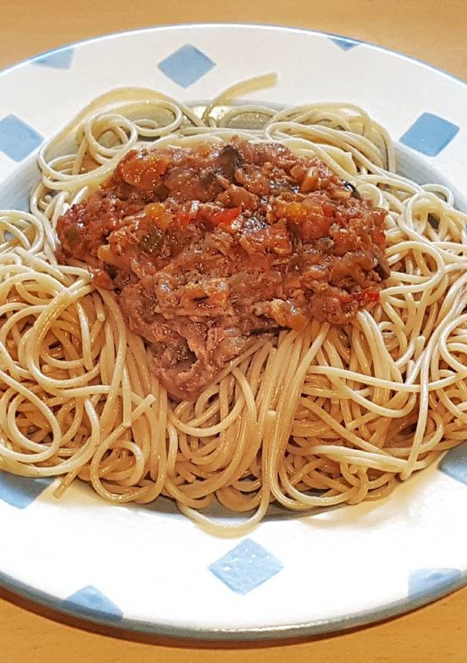 Una foto de Spaghetti integrale tonnato con verduras y caldo miso