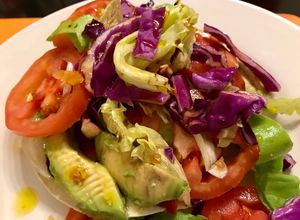 Una foto de Tacos especiales con cebolla y morrón asado, palta, tomate lechuga y repollo! 😋 delicioso!!
