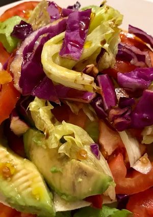 Una foto de Tacos especiales con cebolla y morrón asado, palta, tomate lechuga y repollo! 😋 delicioso!!