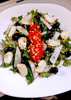Foto di Misticanza di Verdure Crude Nocciole Pomodorini Ravanelli Porcini Crudi Olive Nere e Sale al Limone