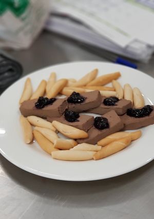 Una foto de Paté de hígado de pollo con mermelada de frutos rojos