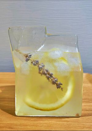 A picture of < Lemonade >.