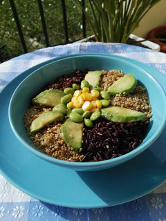 Una foto de Poke de quinoa, lentejas, arroz y aguacate