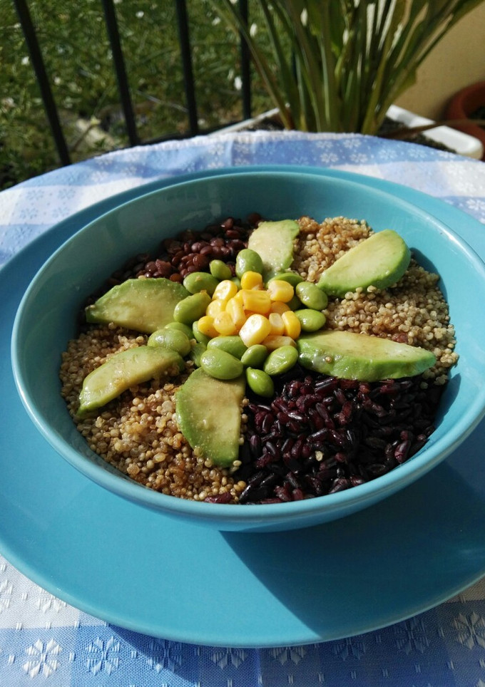 Una foto de Poke de quinoa, lentejas, arroz y aguacate