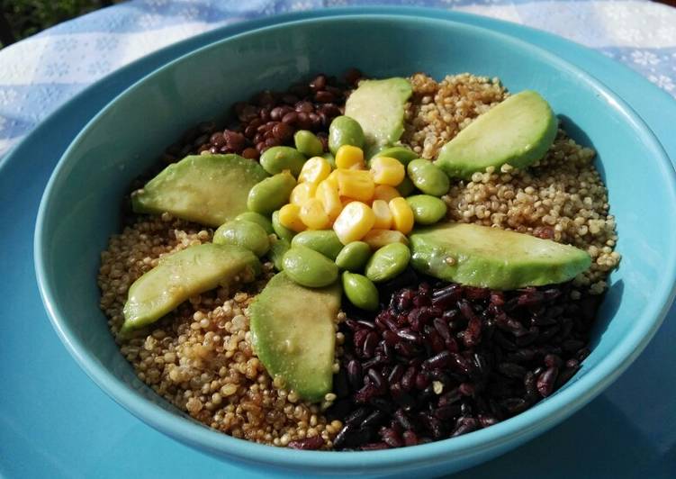 Poke de quinoa, lentejas, arroz y aguacate