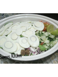 A picture of Lettuce with boiled egg.