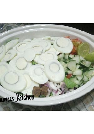 A picture of Lettuce with boiled egg.