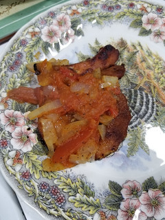 Una foto de Chuletas ahumadas con tomatada