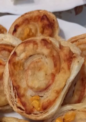 Zdjęcie przepisu Pizzerinki, zawijasy z ciasta francuskiego.