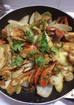 Hình của món Cua xào củ hành.