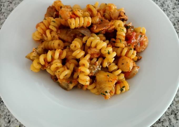 Fusilli con ragù di pesce e melanzane