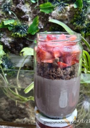 Une photo de Verrine fraises 🍓 / crumble et flan chocolat 🍫
