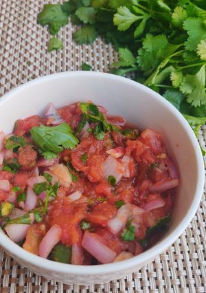 A picture of Dhaba Style tamatar pyaaz ki chutney.