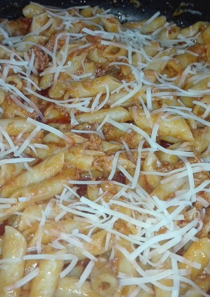 Una foto de Macarrones con sobrasada y queso