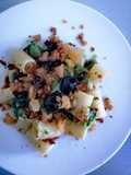 Mezzi rigatoni con scarola, olive, capperi e mollica croccante