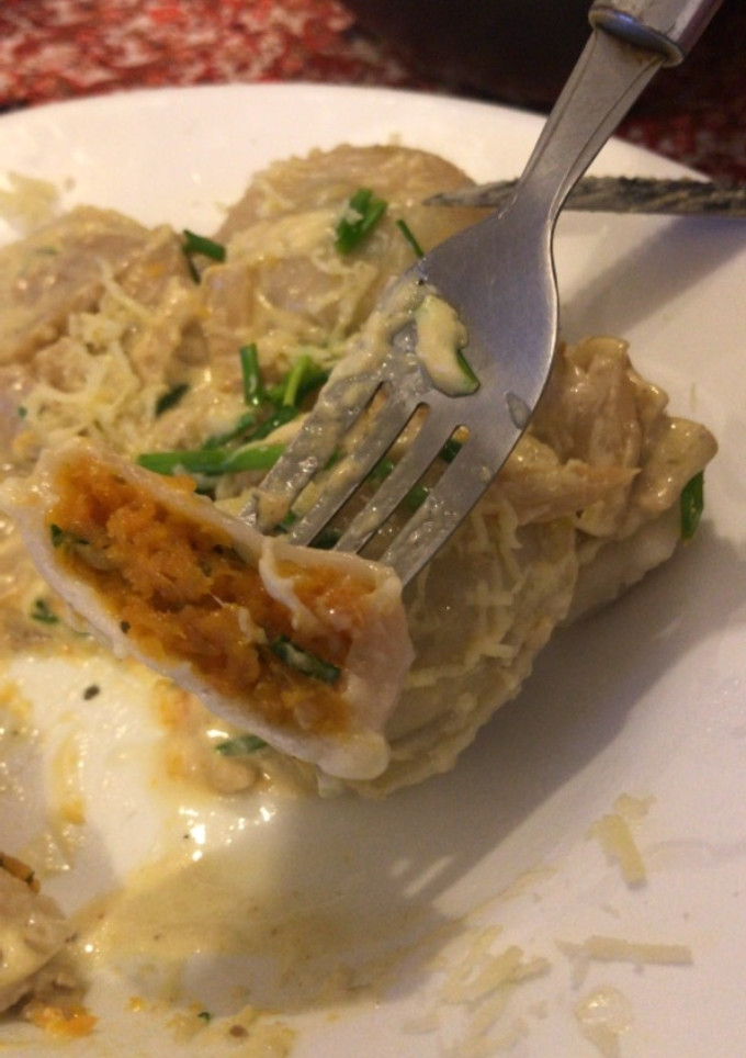 Una foto de Sorrentinos de calabaza, cebolla y ciboulette