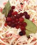 Капуста квашеная с яблоком и клюквой