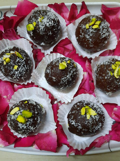 ડ્રાય કાલા ગુલાબ જાંબુ (dry kala gulab jamun recipe in Gujarati) રેસીપી મુખ્ય ફોટો