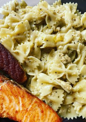 Une photo de Farfalle à la crème de courgette et son pavé de saumon