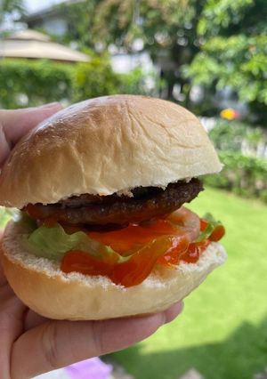 Hình của món Hamburger bò bằm.