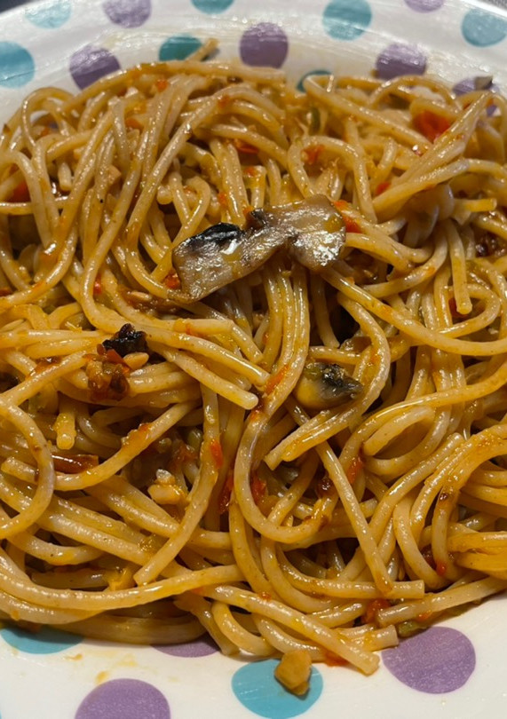 Una foto de Pasta integral con setas