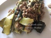 Una foto di carne macinata zucchine