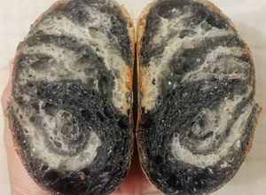 Foto resep Flaxseeds Black and White Swirl Sourdough Bread