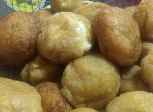 Una foto de Bolitas de Plátano Macho rellenas de queso