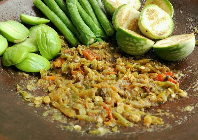 Sambal Bawang Terasi dan Lalap Mentah