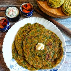 A picture of Bathua Lachcha Paratha.