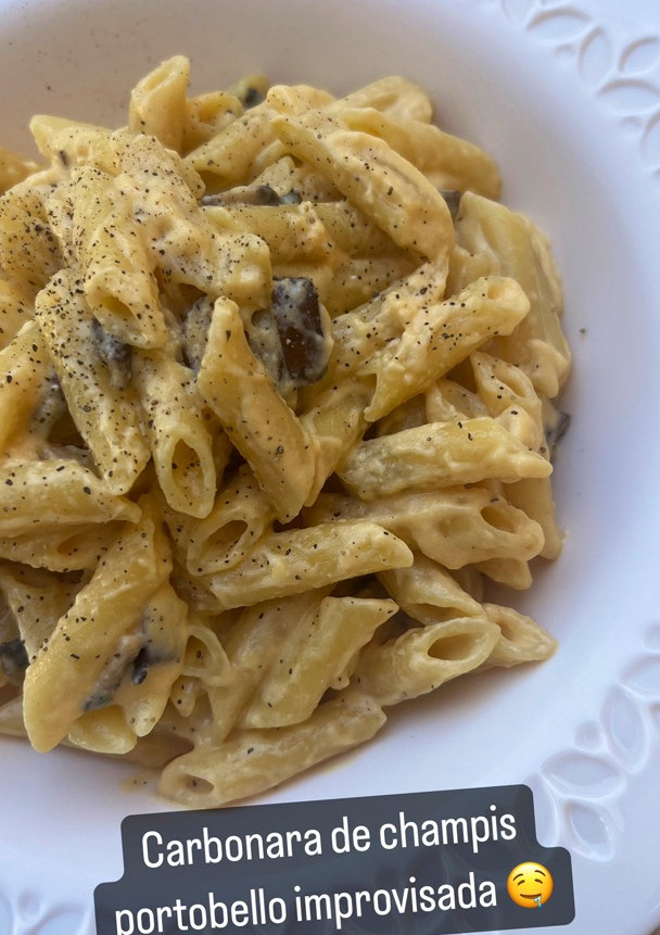 Una foto de Pasta con carbonara de champiñones