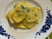 Una foto di pasta e salvia