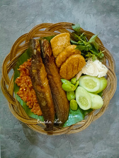 Foto resep Pecel Lele Komplit Sambal Lamongan (ala ala warung tenda)