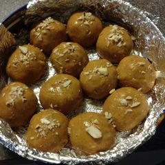 A picture of Besan ladoo.