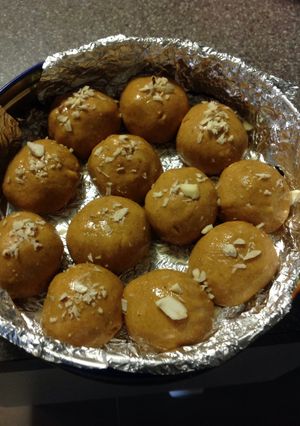 A picture of Besan ladoo.