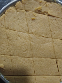 સુખડી(sukhdi recipe in gujarati) રેસીપી મુખ્ય ફોટો