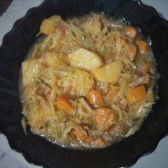 A picture of Potatoe stew with cabbage.