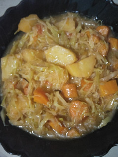A picture of Potatoe stew with cabbage.