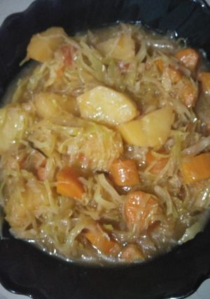 A picture of Potatoe stew with cabbage.