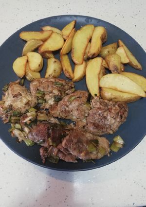 O poză a rețetei Creier de porc cu cartofi wedges.