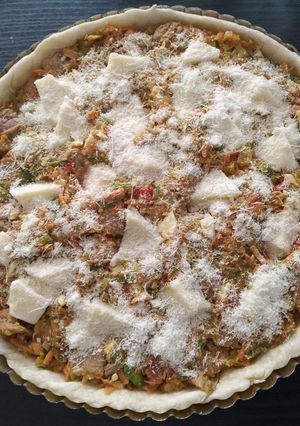 Una foto de Tarta de bondiola con zanahorias, zapallitos y demás sobras