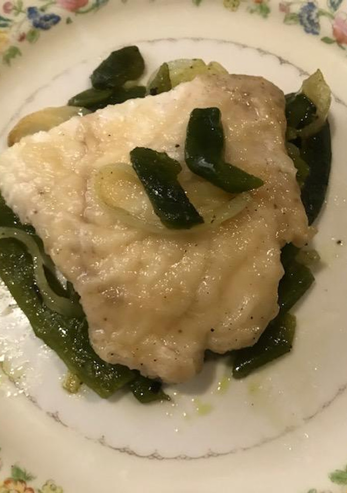 Una foto de PESCADO 🐟 CON CHILE POBLANO