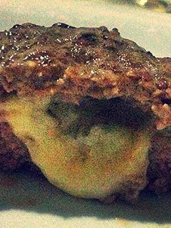 Foto de Hambúrguer de costela recheado com 3 queijos a moda do Tata