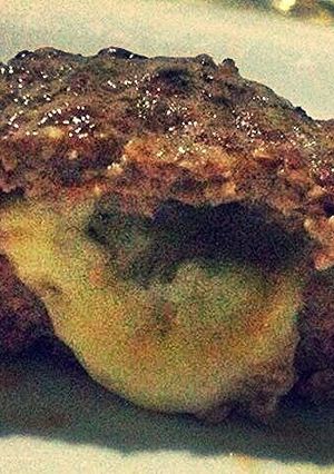 Foto de Hambúrguer de costela recheado com 3 queijos a moda do Tata