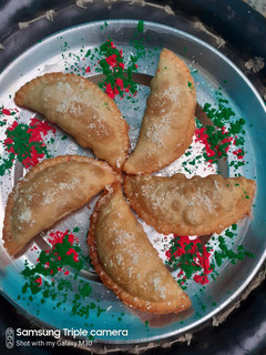 सूजी मावा गुजिया (suji mawa gujiya recipe in Hindi) रेसिपी मुख्य फोटो