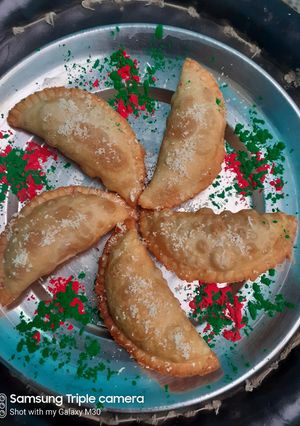 सूजी मावा गुजिया (suji mawa gujiya recipe in Hindi) रेसिपी मुख्य फोटो