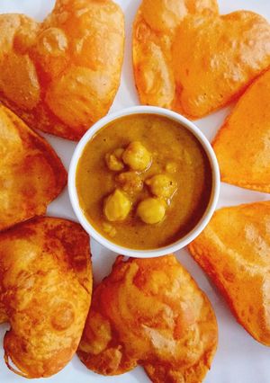 A picture of Tomato puri.