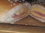 Una foto de baguettes jamon