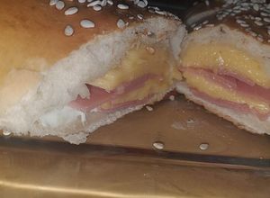 Una foto de Baguettes rellenas de queso con jamón